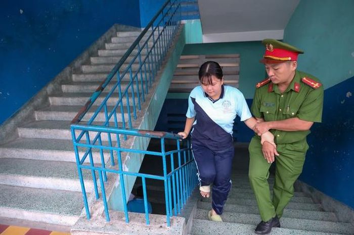 Những thí sinh di chuyển khó khăn được hỗ trợ vào phòng thi đúng giờ