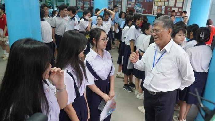 Khoảng 6 giờ 40 phút, Giám đốc Sở GD-ĐT TPHCM Nguyễn Văn Hiếu có mặt tại điểm thi Trường THCS Đoàn Thị Điểm động viên thí sinh dự thi, cán bộ làm nhiệm vụ coi thi.