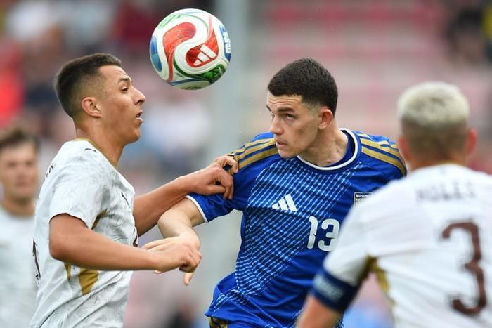 Tiền vệ Hugo Sochurek của CH Czech (bên trái) tranh bóng với Dion Gallapeni của Kosovo trong trận đấu giao hữu ngày 1-6 (giờ Hà Nội). Ảnh: AP
