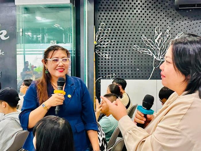 Họa sĩ Trần Hồng Vân và đạo diễn Thạch Thảo tại workshop "Không gian kể chuyện"