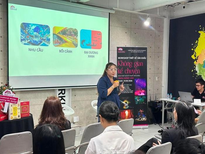Họa sĩ Trần Hồng Vân tại chương trình workshop "Không gian kể chuyện"