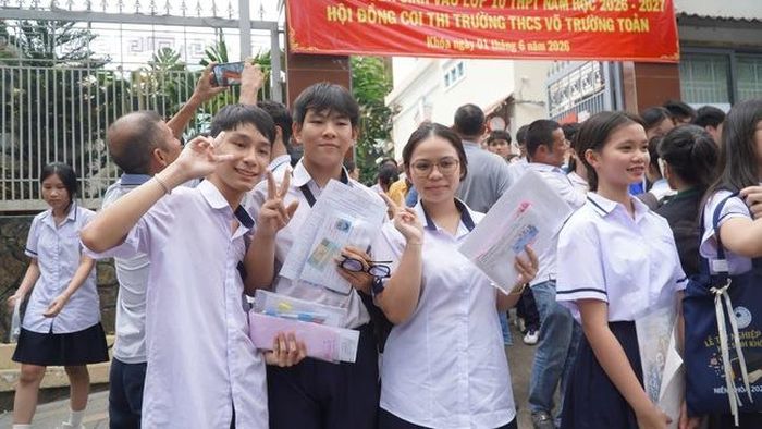 Thí sinh tại điểm thi Trường THCS Võ Trường Toản. Ảnh Huế Xuân