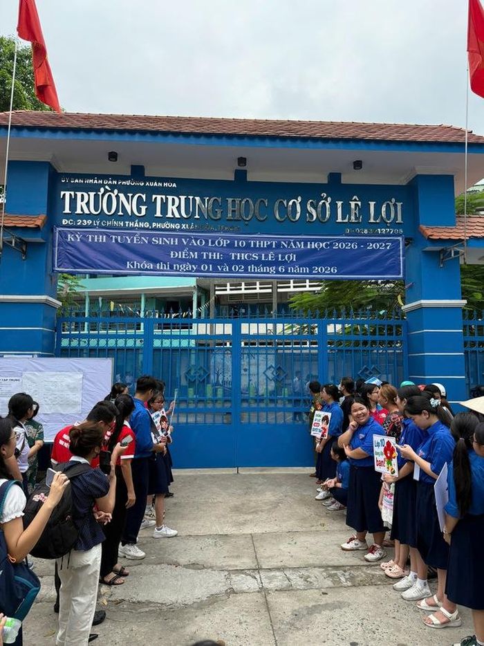 Giây phút chờ đợi thí sinh bước ra cổng trường