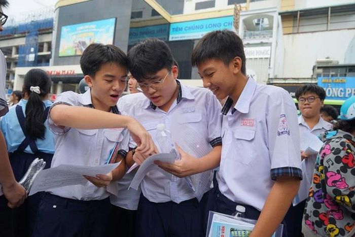 Thí sinh tại điểm Trường THCS Lê Quý Đôn. Ảnh: Vân Nhi