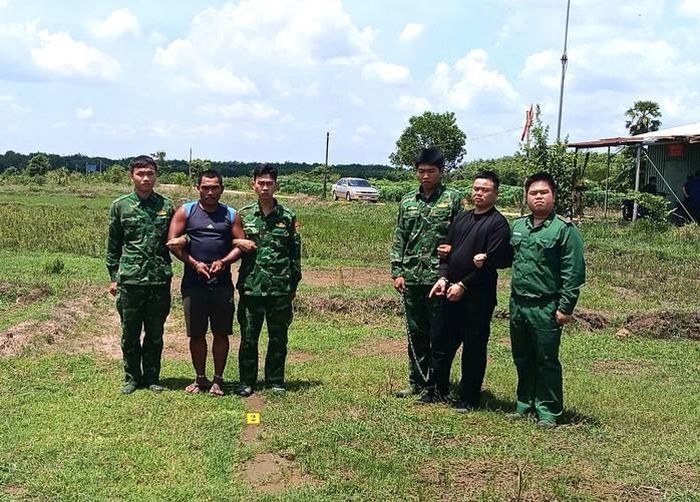 Đối tượng Nguyễn Mạnh Tiến (áo đen, thứ 2 từ trái sang) và Nan Aun. Ảnh: Biên phòng Tây Ninh