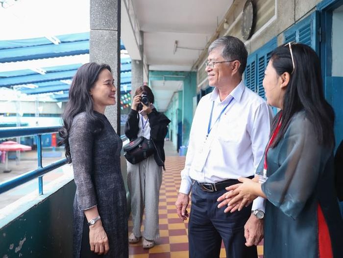 Người đứng đầu ngành GD-ĐT TP cũng động viên các lực lượng làm nhiệm vụ ở kỳ thi. Ảnh: Hoàng Triều