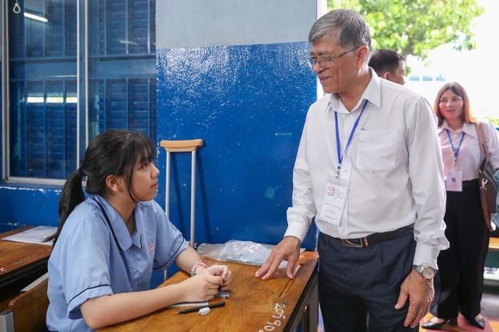 Giám đốc Sở GD-ĐT Nguyễn Văn Hiếu động viên thí sinh