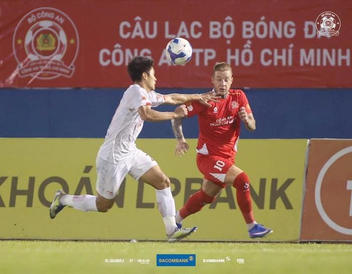 Thể Công Viettel (trái) bị Công an TP HCM cầm chân trên đường đến ngôi á quân V-League mùa này (Ảnh: CLB CA TPHCM)