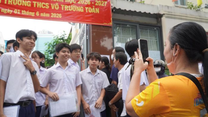 Phụ huynh tranh thủ lưu lại kỷ niệm cùng con trai
