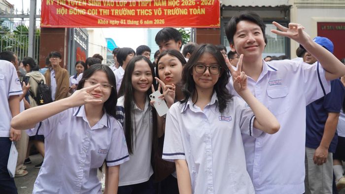Nhóm bạn ăn mừng "trúng tủ" với bức ảnh tạo dáng đáng yêu