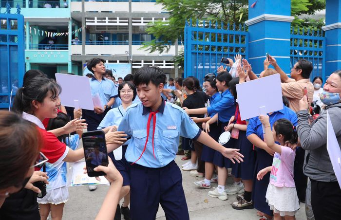 Thí sinh hoàn thành môn thi đầu tiên với màn cổ vũ nồng nhiệt từ phụ huynh