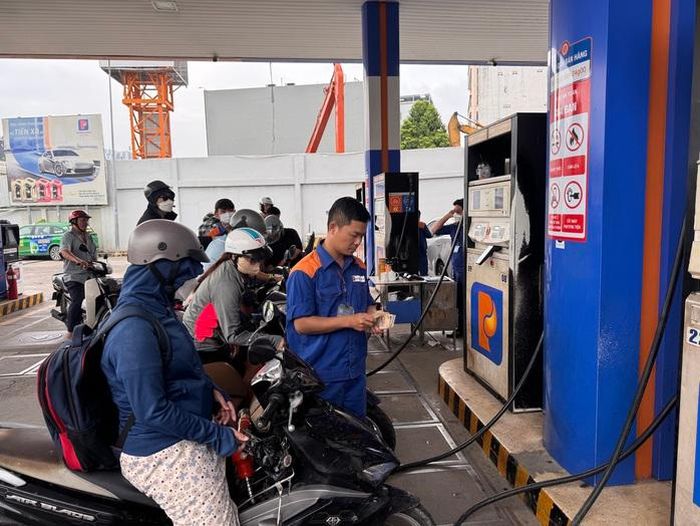 Khách đổ xăng E10 tại các cây xăng ở TPHCM