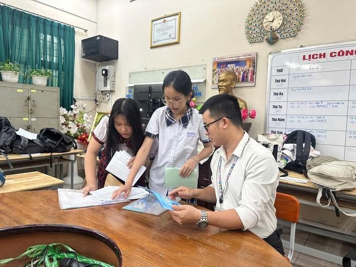 Điểm thi Trường THCS Đặng Tấn Tài có 32 phòng thi với 747 thí sinh thuộc Trường THCS Đặng Tấn Tài và THCS Tăng Nhơn Phú B.