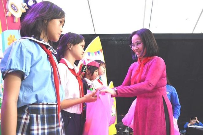 Bà Đỗ Thanh Tâm, Phó Chánh Văn phòng Sở Giáo dục và Đào tạo TP Đồng Nai trao quà hỗ trợ cho các em học sinh khó khăn, vươn lên trong học tập