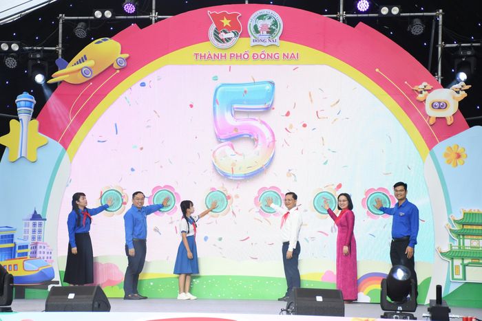Các đại biểu và đại diện thiếu nhi thực hiện nghi thức khai mạc hè và Lễ hội Thiếu nhi TP Đồng Nai năm 2026
