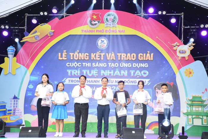 Phó Chủ tịch Thường trực Ủy ban MTTQ Việt Nam TP Đồng Nai Hà Anh Dũng (ở giữa) cùng đại biểu trao giải cuộc thi sáng tạo ứng dụng Trí tuệ nhân tạo trong thanh thiếu nhi
