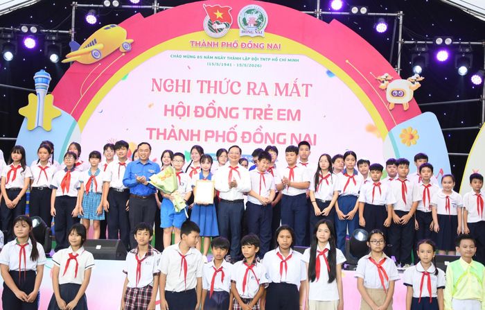 Các đại biểu trao quyết định và tặng hoa Hội đồng trẻ em thành phố