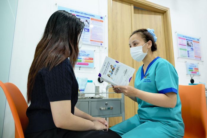 Theo chuyên gia y tế, chủ động tiêm phòng ngừa HPV góp phần giảm gánh nặng ung thư cổ tử cung. Ảnh: Hoàng Khánh