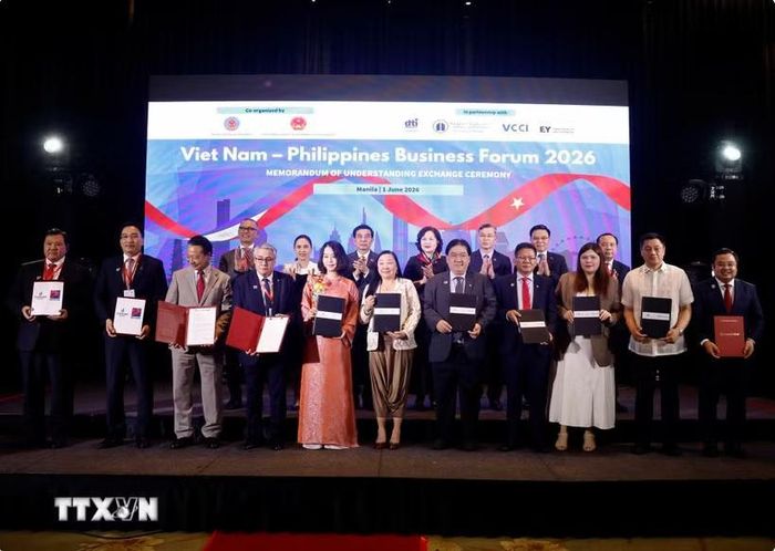 Phó Thủ tướng, Bộ trưởng Bộ Quốc phòng Phan Văn Giang chứng kiến lễ trao các văn kiện hợp tác giữa hai nước. Ảnh: TTXVN
