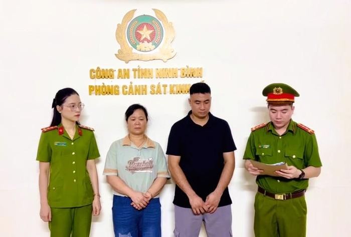 Hai người bán bánh đúc có chứa hàn the bị khởi tố, cấm đi khỏi nơi cư trú. Ảnh: Công an Ninh Bình