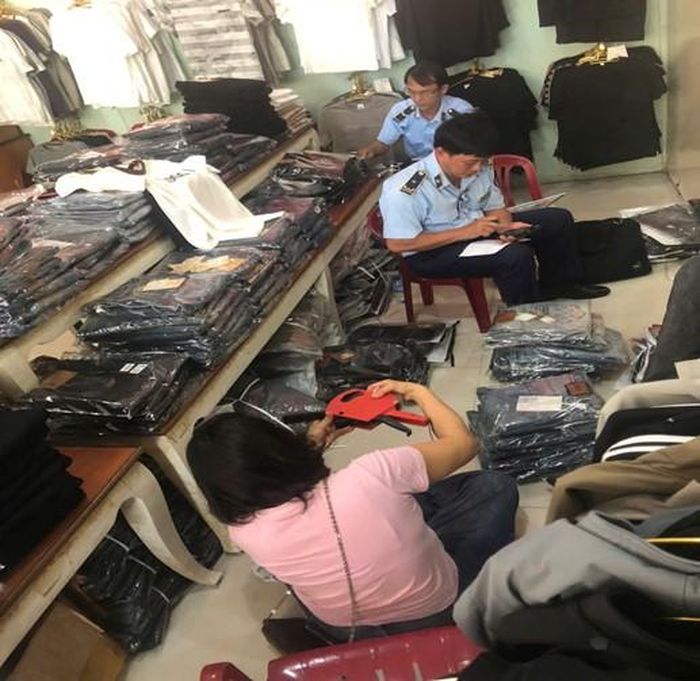 Nhiều cửa hàng bán hàng giả, hàng nhái với giá cao
