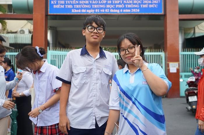 Phạm Quốc Đạt (bên trái) tự tin đạt điểm tuyệt đối môn Ngoại ngữ, bên cạnh là chị họ Trần Phạm Thảo Ngân có mặt tại điểm thi để hỗ trợ, tiếp thêm động lực cho em hoàn thành bài thi.