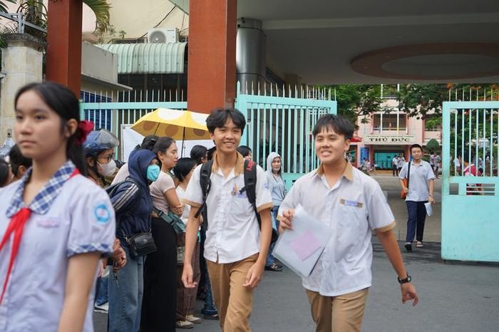Những nụ cười rạng rỡ của thí sinh sau khi hoàn thành môn ngoại ngữ, nhiều em tự tin dự đoán sẽ nhận về “cơn mưa” điểm 10 trong kỳ thi tuyển sinh lớp 10 năm nay.