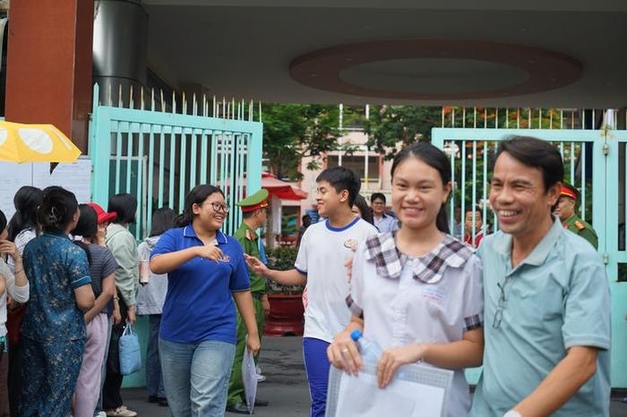 Trong những giờ phút quan trọng của kỳ thi, phụ huynh vẫn luôn sát cánh cùng con (tại điểm thi THPT Trưng Vương và THPT Thủ Đức).