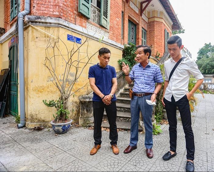 "Thần đèn" Nguyễn Văn Cư (giữa) cùng các cộng sự khảo sát kết cấu ngôi biệt thự cổ để đưa ra phương án di dời.