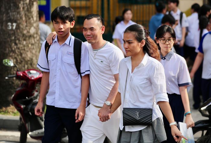 Những cuộc trò chuyện ngắn không chỉ giúp phụ huynh phần nào hình dung về bài thi của con, mà còn là cách để họ cảm nhận rõ hơn tâm trạng của các sĩ tử sau những giờ phút căng thẳng trong phòng thi.