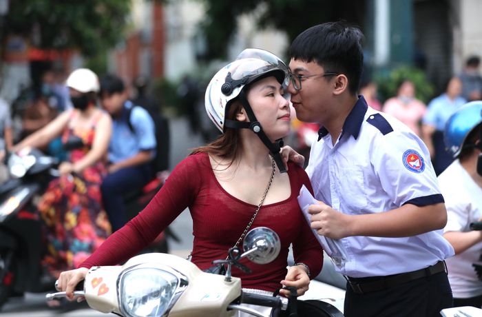 Ngay từ sáng sớm, nhiều gia đình đã có mặt tại các điểm thi. Với không ít phụ huynh, đây không chỉ là kỳ thi của con mà còn là hành trình đồng hành đầy hồi hộp của cả gia đình.