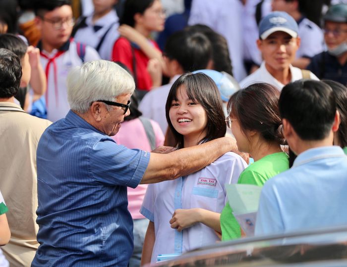 Không khí mùa thi trở nên ấm áp hơn bởi sự xuất hiện của những "cổ động viên" đặc biệt tại các điểm thi