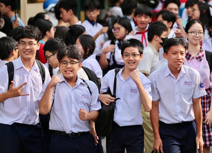 Khép lại ngày thi đầu tiên, nhiều thí sinh không giấu được niềm vui và tâm trạng phấn khởi, tự tin đạt điểm cao sau những giờ làm bài căng thẳng tại điểm thi trường THPT Trưng Vương