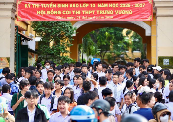 Sáng mai, các thí sinh làm bài thi môn Toán vào buổi sáng, buổi chiều là thời gian làm bài thi môn chuyên cho các thí sinh có nguyện vọng đăng ký.