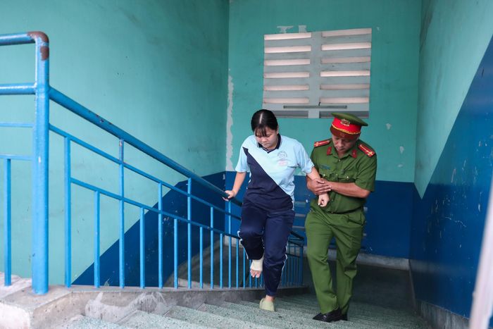 Tại điểm thi Trường THCS Lê Lợi (phường Xuân Hòa, TPHCM), những thí sinh di chuyển khó khăn được lực lượng chức năng hỗ trợ vào phòng thi đúng giờ