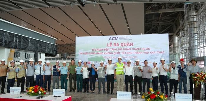 Chủ đầu tư, các nhà thầu cùng đại diện các đơn vị liên quan thể hiện quyết tâm phấn đấu hoàn thành dự án đúng tiến độ