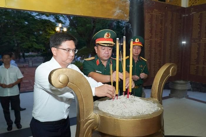 Lãnh đạo TPHCM dâng hương anh hùng liệt sĩ