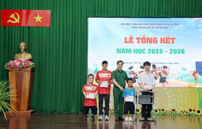 Ông Triệu Đỗ Hồng Phước, Chỉ huy trưởng Lực lượng Thanh niên xung phong TPHCM trao quà cho các em đạt thành tích cao trong học tập và thi đấu
