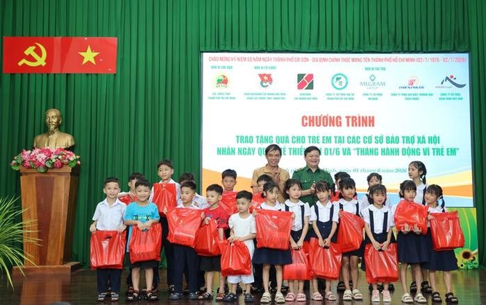 Các em đón nhận quà nhân ngày Quốc tế thiếu nhi 1-6