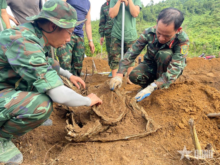 Đội Tìm kiếm, quy tập hài cốt liệt sĩ Bộ CHQS tỉnh Lào Cai cất bốc hài cốt liệt sĩ tại điểm cao 350B, thôn Đồng Quang, xã Bát Xát (Lào Cai).