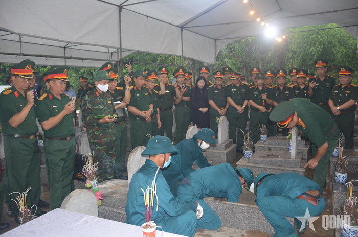 Thực hành lấy mẫu sinh phẩm để xác định danh tính hài cốt liệt sĩ tại Nghĩa trang Liệt sĩ xã Bảo Thắng (Lào Cai).