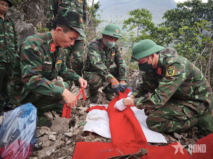 Ðội Tìm kiếm và quy tập hài cốt liệt sĩ Bộ CHQS tỉnh Tuyên Quang tìm kiếm được 4 hài cốt liệt sĩ tại điểm cao A5, xã Thanh Thủy, tỉnh Tuyên Quang ngày 7-5-2026. Ảnh: CẨM LÊ