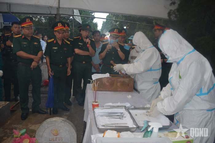 Thực hành lấy mẫu sinh phẩm để xác định danh tính hài cốt liệt sĩ tại Nghĩa trang Liệt sĩ xã Bảo Thắng (Lào Cai).