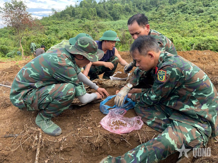 Ðội Tìm kiếm và quy tập hài cốt liệt sĩ Bộ CHQS tỉnh Lào Cai tìm kiếm được 8 hài cốt liệt sĩ tại điểm cao 350B, xã Bát Xát, tỉnh Lào Cai cuối tháng 5-2026. Ảnh: TƯ ĐOAN