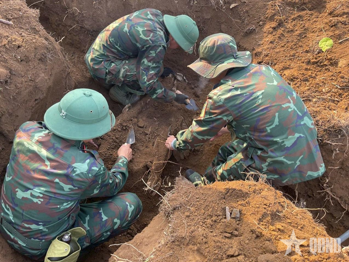 Đội Tìm kiếm, quy tập hài cốt liệt sĩ Bộ CHQS tỉnh Lào Cai cất bốc hài cốt liệt sĩ tại điểm cao 350B, thôn Đồng Quang, xã Bát Xát (Lào Cai).