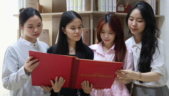 Sinh viên Khoa Viết văn, Báo chí (Trường Đại học Văn hóa Hà Nội) tìm hiểu 33 số báo Quân đội nhân dân xuất bản ngay tại Mặt trận Điện Biên Phủ. Ảnh: ĐAN LÊ