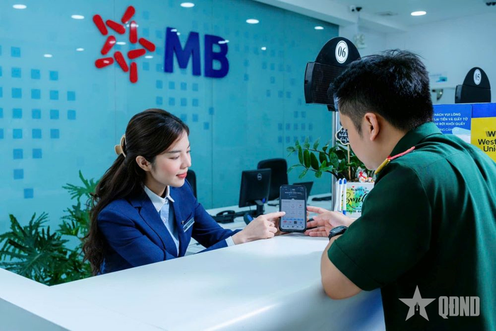 Khách hàng giao dịch tại Ngân hàng Thương mại Cổ phần Quân đội (MB). Ảnh: PHƯƠNG THẢO 