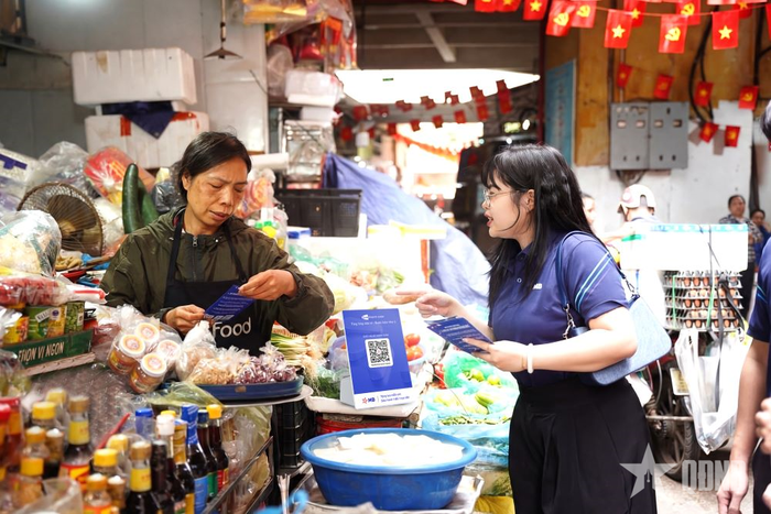  Ngân hàng Thương mại Cổ phần Quân đội (MB) đồng hành với hộ kinh doanh trong tiếp cận các gói vay vốn với lãi suất ưu đãi, phù hợp. Ảnh: PHƯƠNG THẢO 
