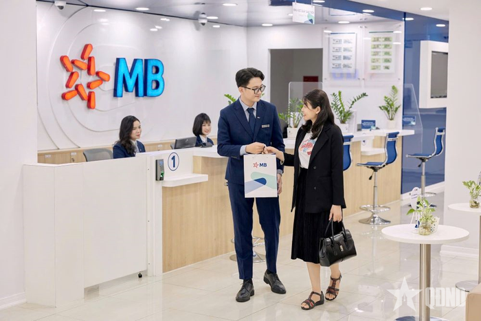 Khách hàng giao dịch tại Ngân hàng Thương mại Cổ phần Quân đội (MB). Ảnh: PHƯƠNG THẢO 