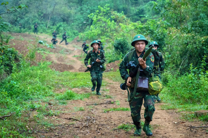 Thực hành diễn tập trung đội bộ binh tiến công địch đổ bộ đường không. 